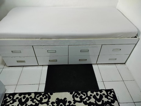 Tempat duduk dan Laci